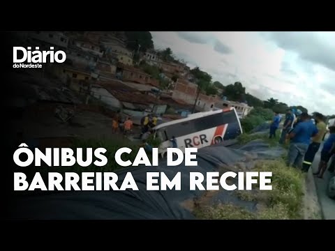 Ônibus cai de barreira de rodovia, e motorista morre em Recife