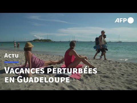 Guadeloupe: les barrages se poursuivent, des vacanciers agacés | AFP