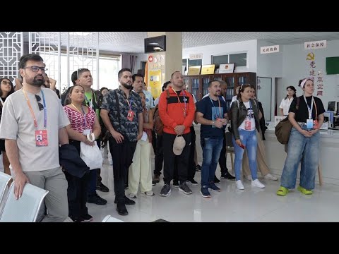 Representantes jóvenes latinoamericanos visitan una comunidad residencial de Dunhuang