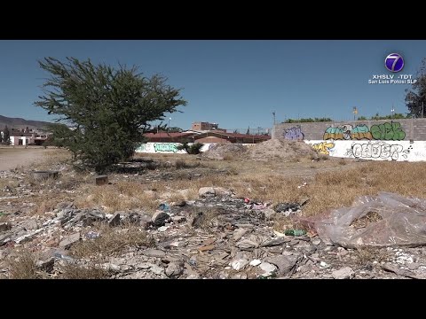 Montañas de basura y escombro, sobresalen en terreno abandonado de Jardines del Sur