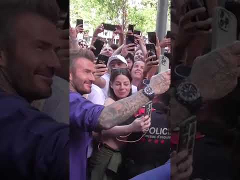 David Beckham causa furor en Barcelona rodeado de una gran multitud de seguidores