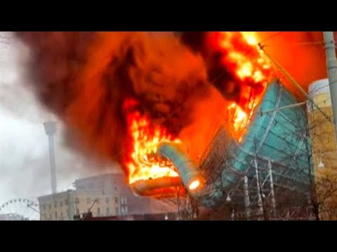Entre explosiones: fuego devora parque acuático en Suecia