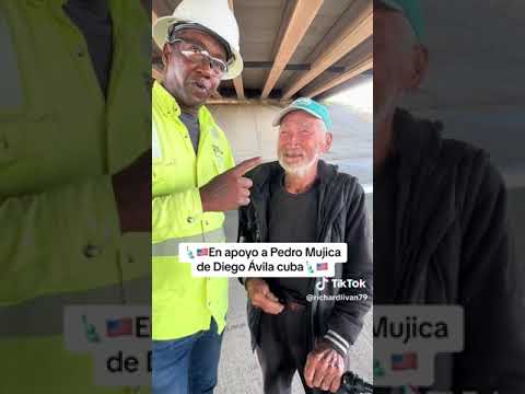 Trabajadores de carretera ayudan a anciano cubano que encontraron debajo de un puente en Houston