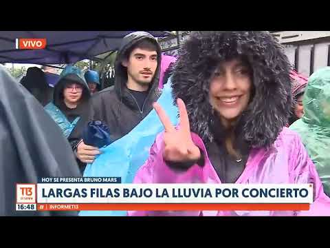 Largas filas de fanáticos bajo la lluvia a la espera del concierto de Bruno Mars