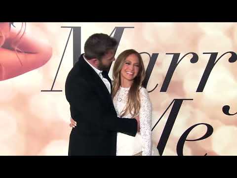 Jennifer Lopez se viste de novia para posar en la alfombra roja junto a Ben Affleck