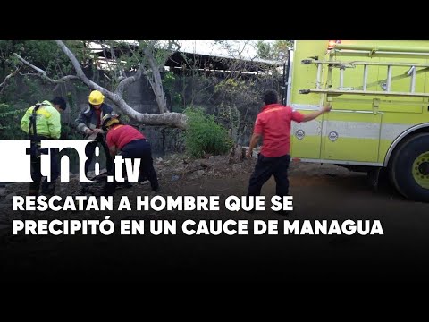 Rescatan a hombre que se precipitó en un cauce de Larreynaga, Managua - Nicaragua