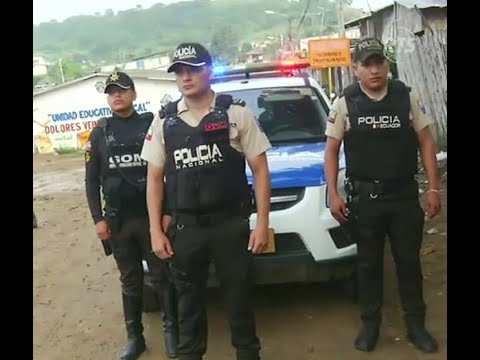 Agentes policiales resguardan escuelas en Nueva Prosperina