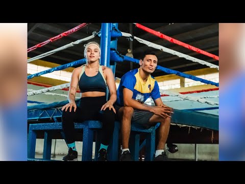 El excampeón mundial de boxeo Félix Alvarado y su novia celebran el 14 de febrero