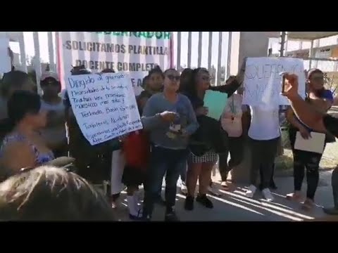 Protestan padres de familia por falta de maestro en secundaria Tristán Vera