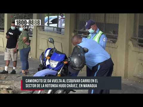 Camioncito volcado al esquivar carro en el sector de la rotonda Hugo Chávez - Nicaragua