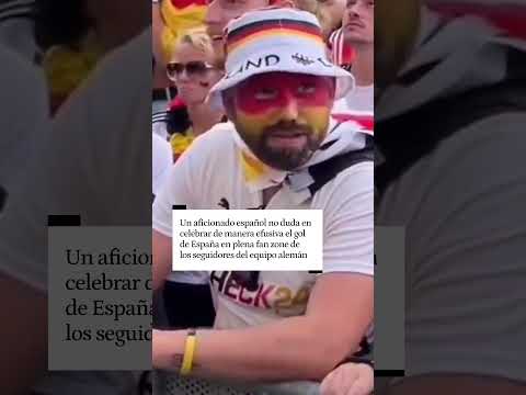 Un aficionado español celebra de manera efusiva el gol de España rodeado de alemanes