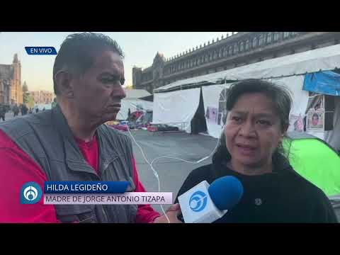 Padres de normalistas de Ayotzinapa acampan en el Zócalo