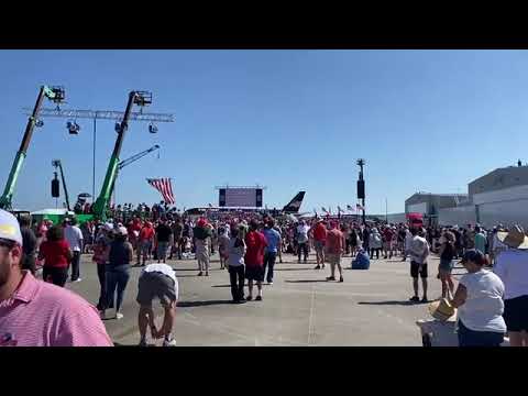 stunning moment, hundreds of attendees of Trump’s rally leave as he speaks