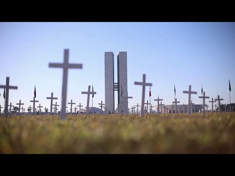 Un millier de croix ont été plantées en face du congrès brésilien en hommage aux morts du Covid-19