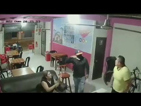 Delincuente roba bicicleta dentro de restaurante