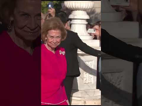 El caluroso recibimiento a la reina Sofía a su llegada a la boda de Teodora de Grecia en Atenas