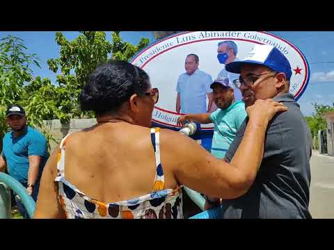 Salvador Holguín envía su camión cisterna a El Pino Dajabón para abastecer de agua está comunidad