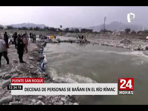 Decenas de personas se bañan en el río Rímac