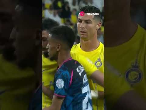 ¿EL BICHO QUE ARAÑA?  Ronaldo tuvo un cruce con un un rival en un córner y se salvó de la amarilla