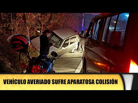 Vehículo averiado sufre aparatosa colisión