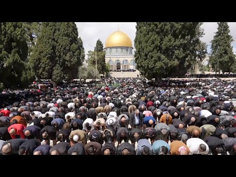 Thousands of worshippers gather at Jerusalem holy site for second Friday prayers of Ramadan