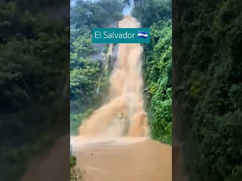 Cascada en medio de la carretera  #elsalvador #sanmiguel #piposv