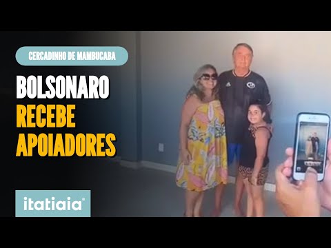 BOLSONARO TIRA FOTO COM APOIADORES NO CERCADINHO DE MAMBUCABA
