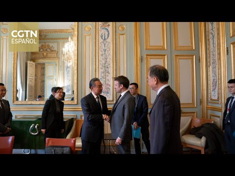 Macron y Wang Yi se reúnen con motivo del 60º aniversario de relaciones China-Francia