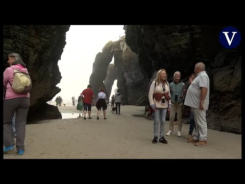 La bajamar deja imágenes espectaculares de la Playa de Las Catedrales, en Luga