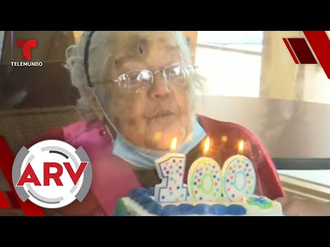 Abuela cumple 100 años de vida y lo celebran a través de una ventana | Al Rojo Vivo | Telemundo