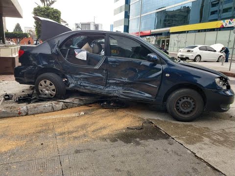 Dos vehículos chocan en la avenida Reforma