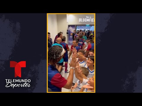 ¡Mira cómo reaccionó este niño al ver a Ronaldinho! | Telemundo Deportes