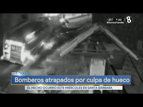 Bomberos atrapados por hueco en Santa Bárbara
