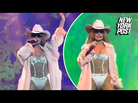 Shania Twain’s latest costume choice divides fan: ‘Is that rhinestone Depends?’