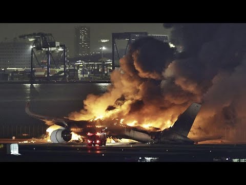 NO COMMENT | Cinco muertos y 379 evacuados tras el choque de dos aviones en un aeropuerto en Tokio
