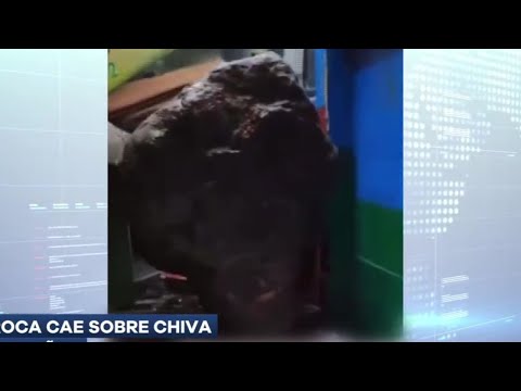 Roca cae sobre chiva en Baños