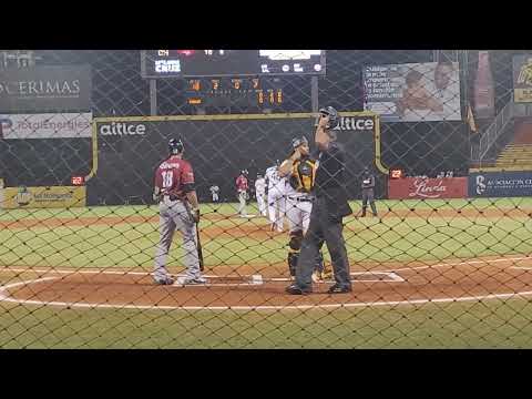 NELSON CRUZ EN SU ULTIMO JUEGO, ESTADIO CIBAO CONECTANDO UN SENCILLO EMPUJADOR DE LA PRIMERA CARRERA