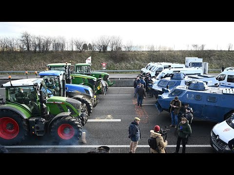 Tracteurs et blindés face à face sur l'autoroute A1 | AFP Images