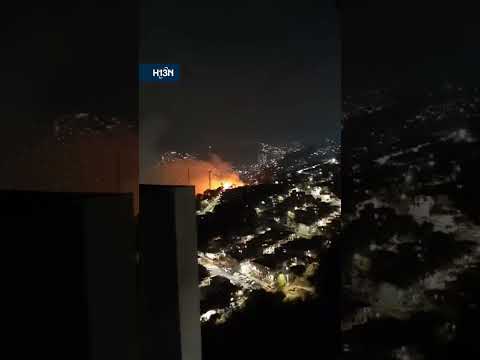 Imagen del incendio forestal registrado en Medellín en la noche del domingo, 14 de abril de 2024