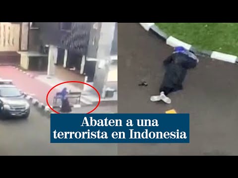 Momento en el que abaten a una presunta terrorista en Indonesia
