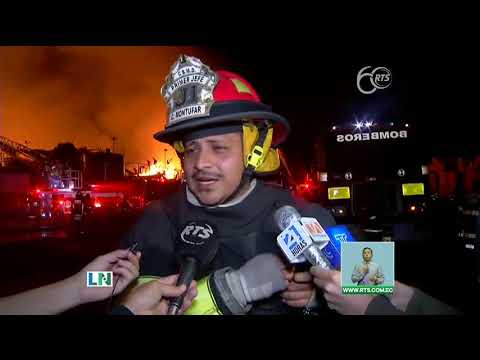 Voraz incendio afecta empresa cartonera de Durán