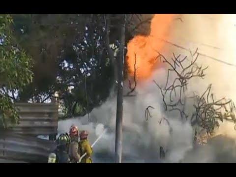 Arduo trabajo de bomberos para combatir incendio en una barraca