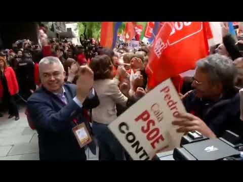 Socialistas cierran filas a favor de Pedro Sánchez en España. Le piden que no renuncie