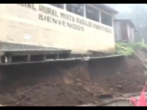Colapsó muro perimetral de escuela en Momostenango
