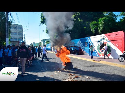 Grupo estudiantil FER protestan por incumplimiento de autoridades del MINERD en SFM