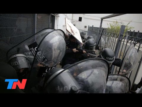 Piqueteros intentaron tomar la Municipalidad de Lomas de Zamora y se enfrentaron con la policía