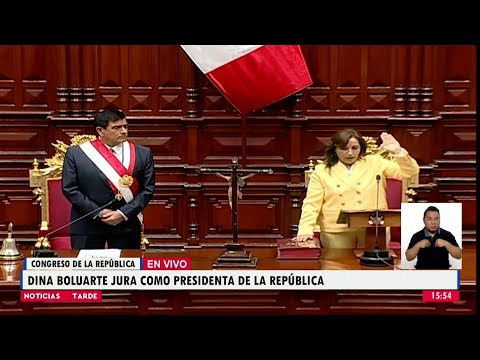 Dina Boluarte jura el cargo como nueva presidenta de Perú