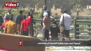 شاب مصري “ملكع” يتحرش بالفتيات في طريق عام